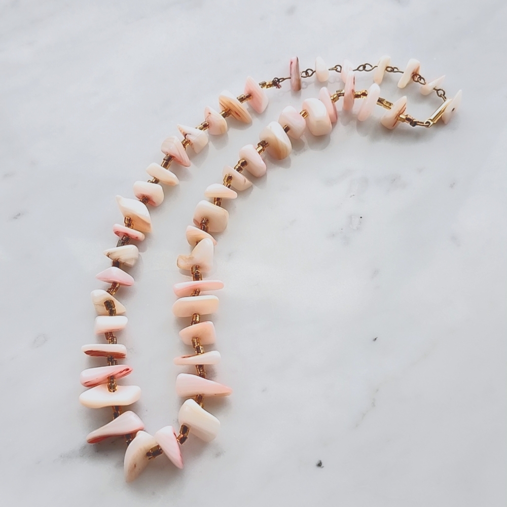 🌼 Vintage shell look necklace